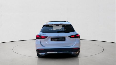 2026-Mercedes-Benz-GLA-200-Auto_3