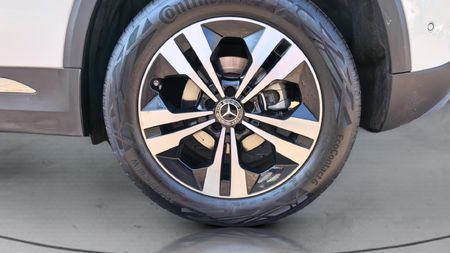 2026-Mercedes-Benz-GLA-200-Auto_4