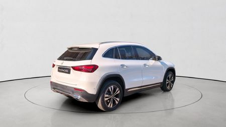 2026-Mercedes-Benz-GLA-200-Auto_7