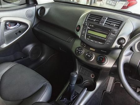2009-Toyota-RAV4-20-GX_18