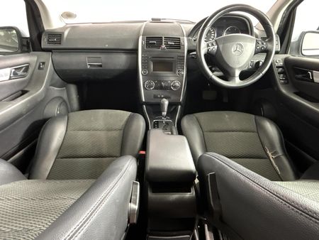 2011-Mercedes-Benz-A-Class-A-180-CDI-Avantgarde-Auto_6