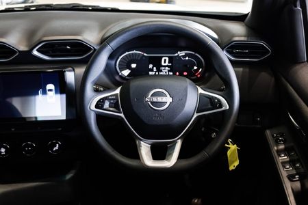 2025-Nissan-Magnite-10-Visia-AMT_14