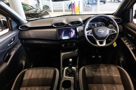 2025-Nissan-Magnite-10-Visia-AMT_16