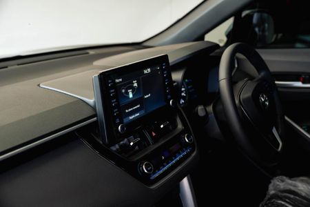 2024-Toyota-Corolla-Cross-18-XS-Hybrid_12
