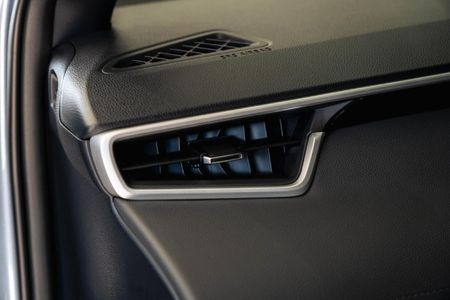 2024-Toyota-Corolla-Cross-18-XS-Hybrid_15