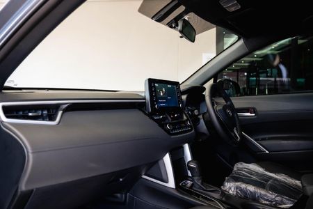 2024-Toyota-Corolla-Cross-18-XS-Hybrid_16