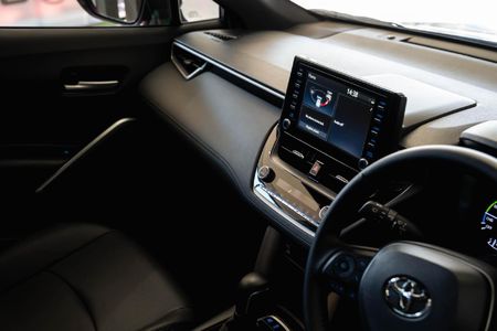 2024-Toyota-Corolla-Cross-18-XS-Hybrid_19