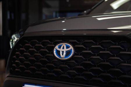 2024-Toyota-Corolla-Cross-18-XS-Hybrid_4