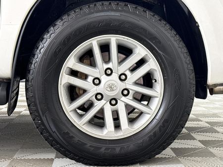 2014-Toyota-Fortuner-30-D-4D-Raised-Body_17
