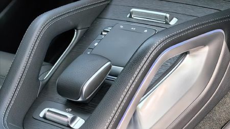 2026-Mercedes-Benz-GLE-450d-4Matic_12