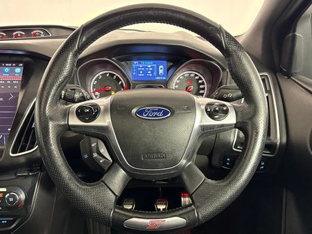 2015-Ford-Focus-20-GTDi-ST3-5-dr_13