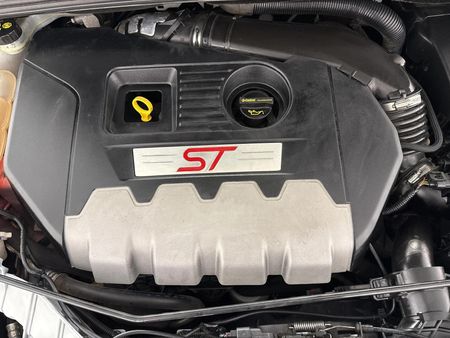 2015-Ford-Focus-20-GTDi-ST3-5-dr_15