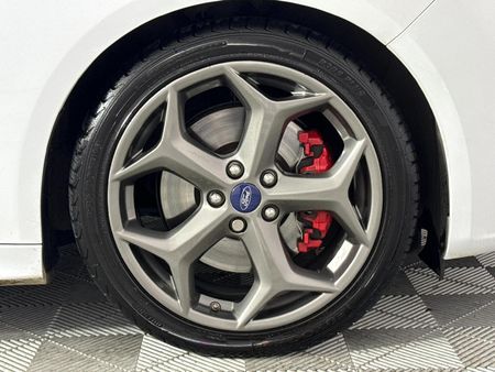 2015-Ford-Focus-20-GTDi-ST3-5-dr_17