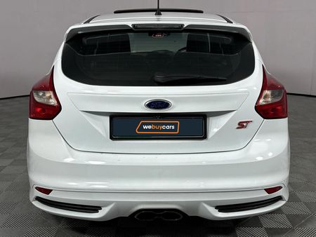 2015-Ford-Focus-20-GTDi-ST3-5-dr_4
