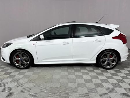 2015-Ford-Focus-20-GTDi-ST3-5-dr_5