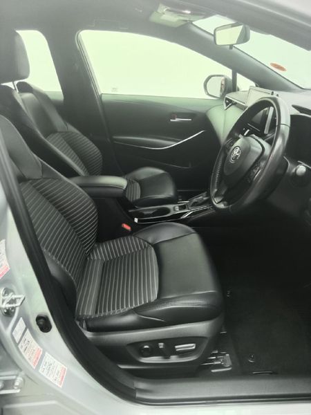 2025-Toyota-Corolla-18-XS-Hybrid-Auto_11