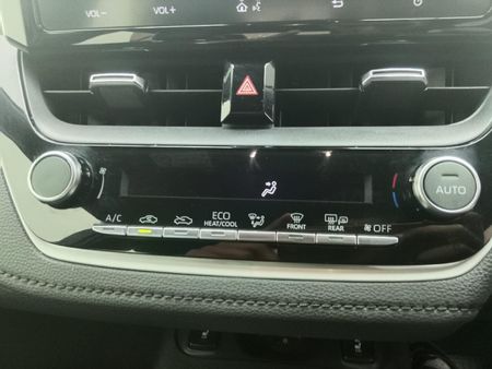 2025-Toyota-Corolla-18-XS-Hybrid-Auto_16