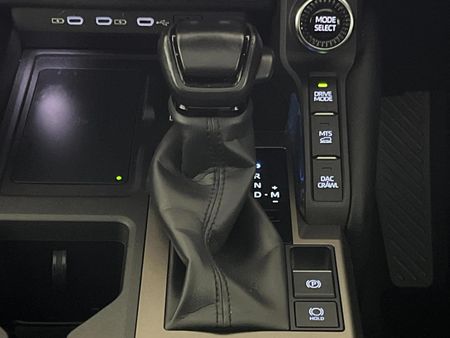 2024-Toyota-Land-Cruiser-Prado-VX-R-28GD-Auto_11