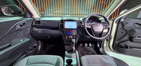 2023-Mahindra-XUV-300-12T-W4_19