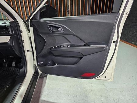 2023-Mahindra-XUV-300-12T-W4_6