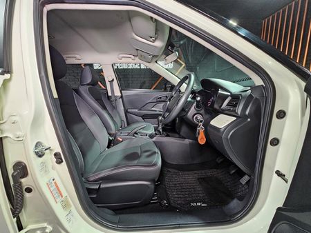2023-Mahindra-XUV-300-12T-W4_8