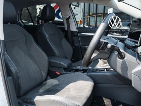 2025-Volkswagen-Golf-14-TSI-Life-Auto-110kw_14