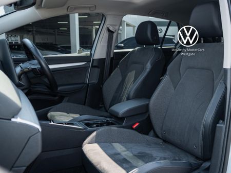 2025-Volkswagen-Golf-14-TSI-Life-Auto-110kw_16