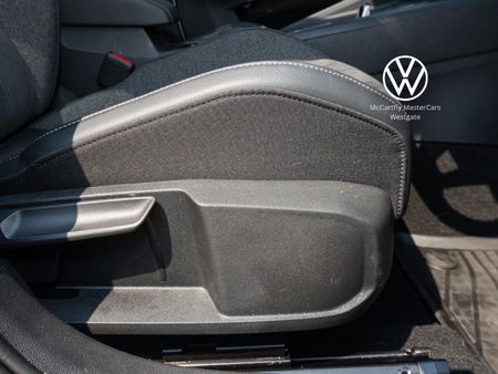 2025-Volkswagen-Golf-14-TSI-Life-Auto-110kw_19