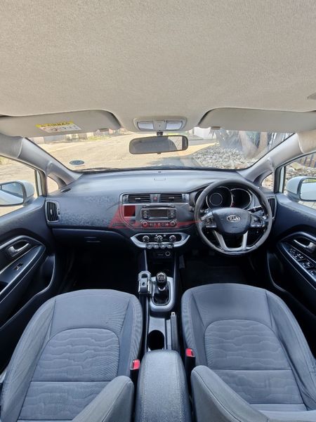 2014-Kia-Rio-14-5-dr_10