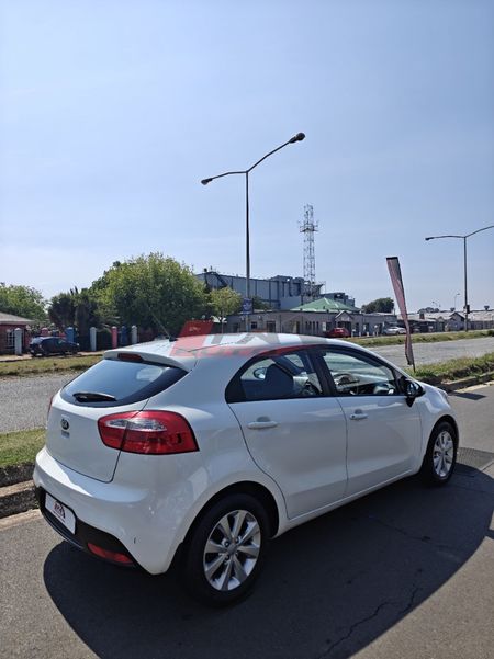 2014-Kia-Rio-14-5-dr_4