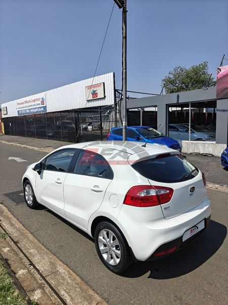 2014-Kia-Rio-14-5-dr_6