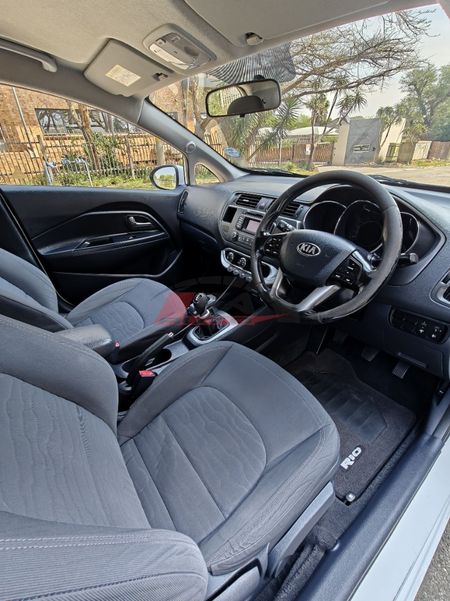 2014-Kia-Rio-14-5-dr_8