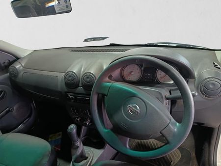 2025-Nissan-NP200-16_17