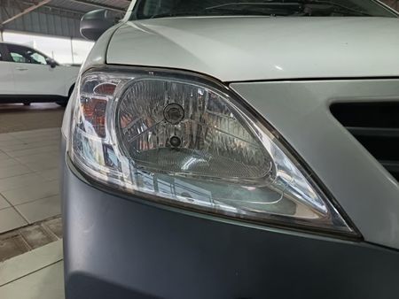 2025-Nissan-NP200-16_8