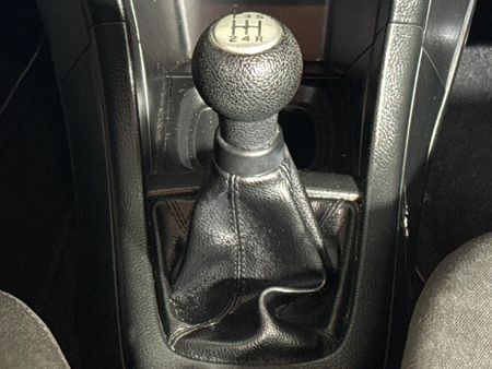 2016-Suzuki-Swift-12-GL_11