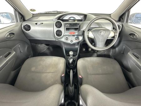 2012-Toyota-Etios-15-Xi-5-dr_6