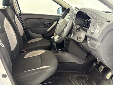 2015-Renault-Sandero-900T-Stepway_10