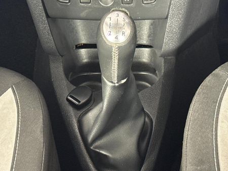 2015-Renault-Sandero-900T-Stepway_11