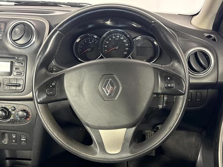 2015-Renault-Sandero-900T-Stepway_13