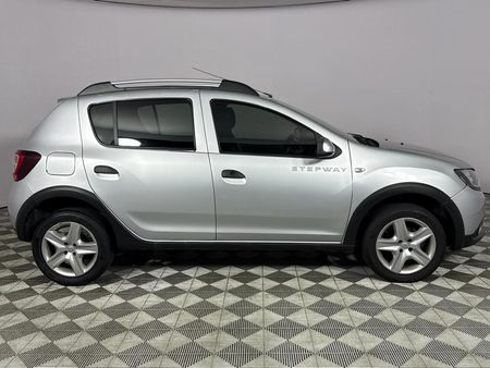 2015-Renault-Sandero-900T-Stepway_3