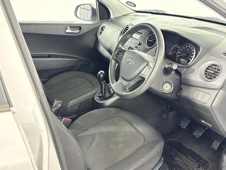 2016-Hyundai-Grand-i10-125-Fluid_10