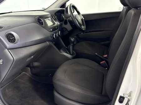 2019-Hyundai-Grand-i10-10-Fluid_9