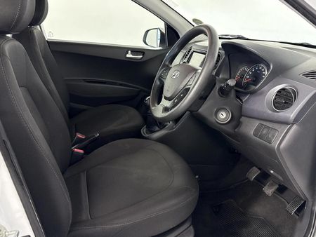 2019-Hyundai-Grand-i10-10-Fluid_10