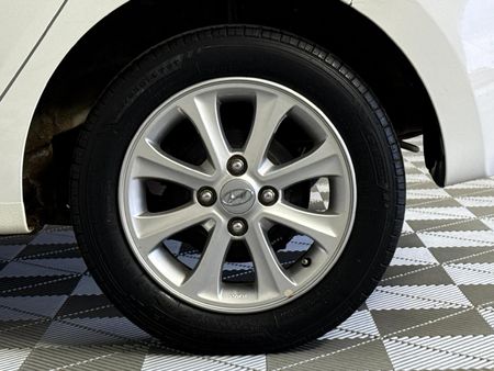 2019-Hyundai-Grand-i10-10-Fluid_18