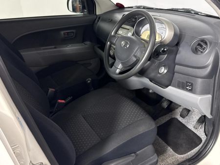 2010-Daihatsu-Sirion-13i_10