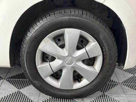 2010-Daihatsu-Sirion-13i_16
