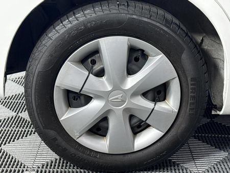 2010-Daihatsu-Sirion-13i_18