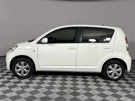 2010-Daihatsu-Sirion-13i_5