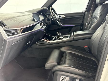 2022-BMW-X7-M50d_9