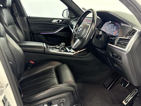 2022-BMW-X7-M50d_10
